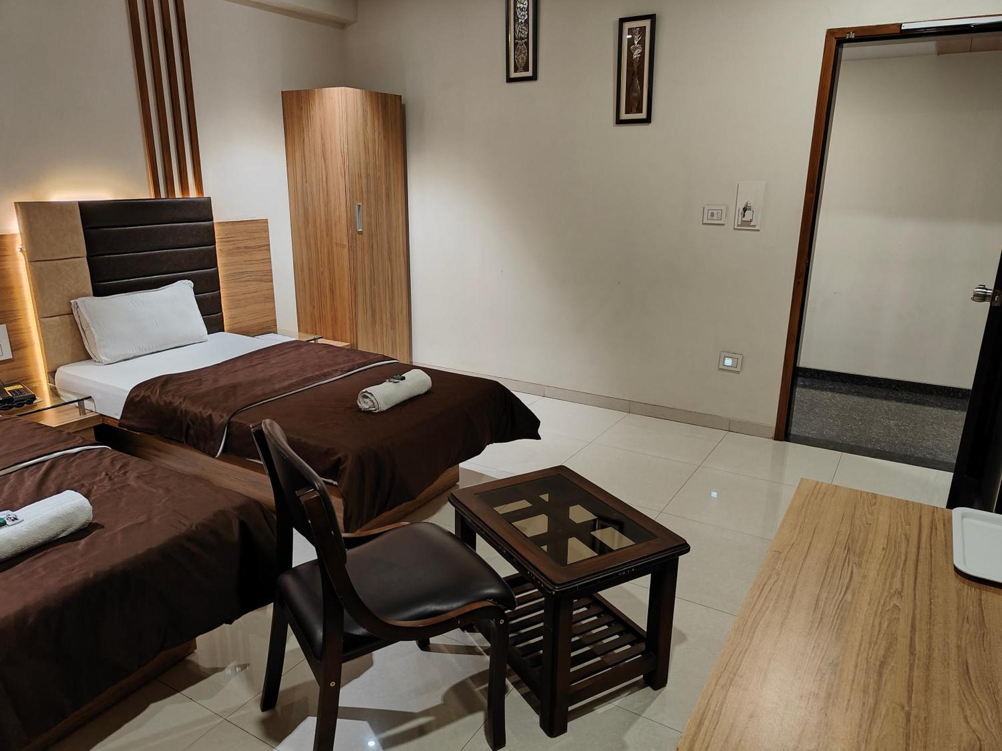 Hotel Sahyog & Rooms Surat Luaran gambar