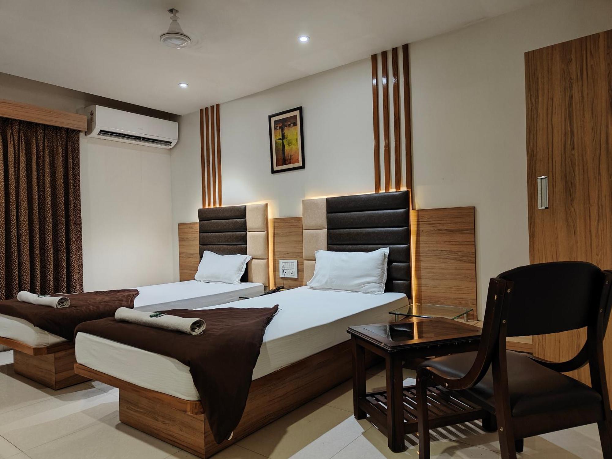 Hotel Sahyog & Rooms Surat Luaran gambar